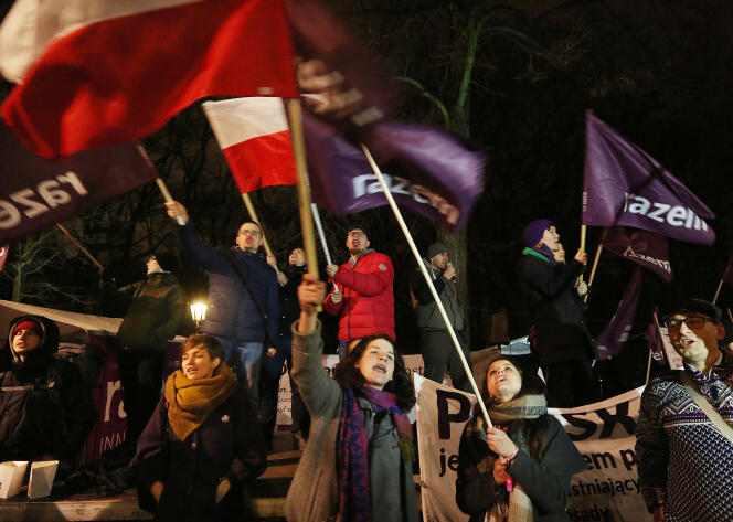 Manifestation à Varsovie en défense de la démocratie, jeudi 10 mars.
