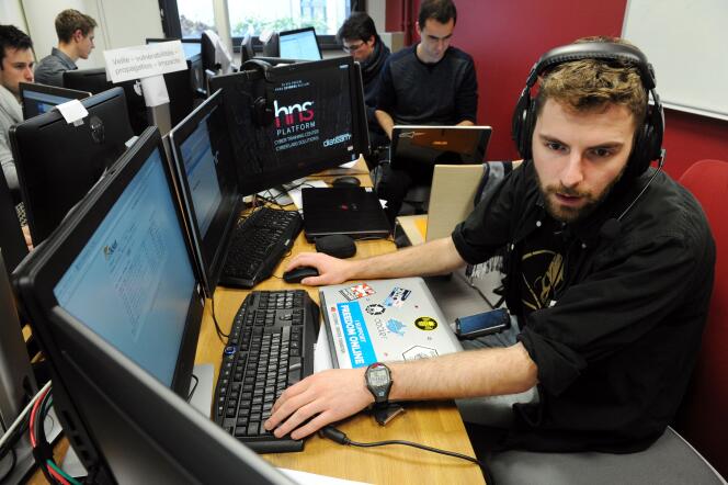 Un étudiant en plein exercice essaye de riposter à une cyberattaque, à l'Ecole nationale supérieure d'ingénieurs de Bretagne sud, le 4 février 2016.