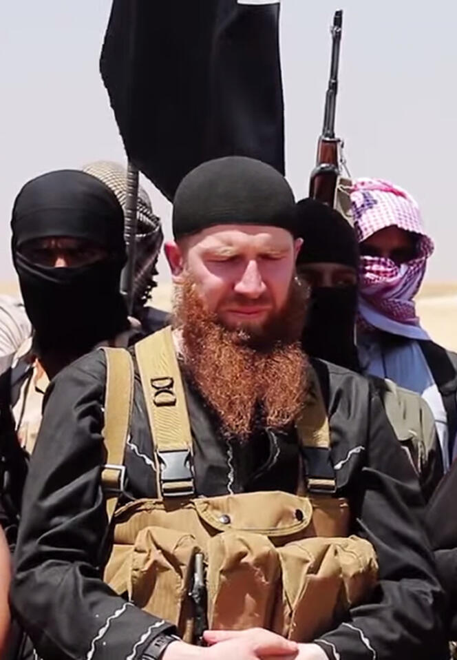 Une image rendue publique par les médias jihadistes le 29 juin 2014 où l'on peut voir  le leader Abu Omar Al-Chichani (Tarkhan Batirashvili).