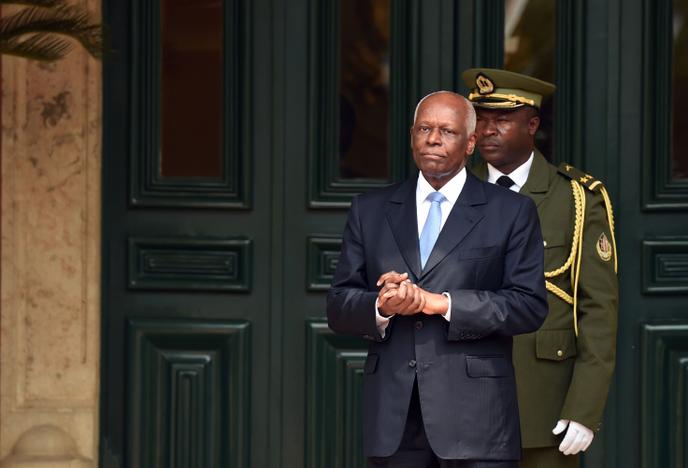 Angola : le président dos Santos annonce qu'il quittera le ...