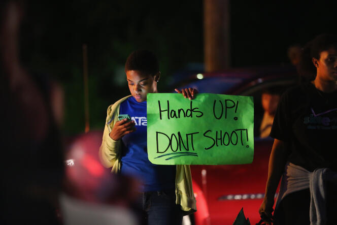 Manifestation contre les violences policières, le 15 août 2014, à Ferguson, aux Etats-Unis, après la mort d'un jeune Noir.