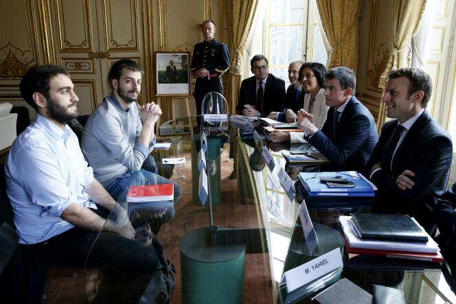 Sacha Feierabend et William Martinez (à gauche), de l'UNEF, lors de leur rencontre à Matignon avec Manuel Valls, Myriam El Khomri et Emmanuel Macron, le 11 mars 2016.