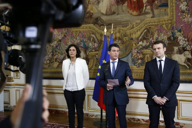De gauche à droite : la ministre du travail, Myriam El Khomri, le premier ministre, Manuel Valls, et le ministre de l'économie, Emmanuel Macron, à Matignon, le 11 mars, après avoir reçu les représentants des principales organisations syndicales