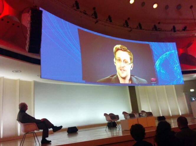 Edward Snowden à Berlin pendant son intervention par vidéoconférence à la conférence Logan, le 12 mars.