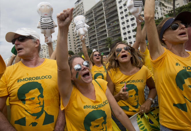 Des manifestants en faveur du juge Sergio Moro protestent à Copacabana, dans la baie de Rio de Janeiro au Brésil, le 13 mars 2016.