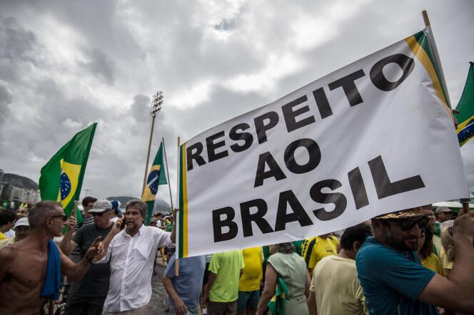 Manifestation pour réclamer la démission de la présidente brésilienne, Dilma Rousseff, dimanche 13 mars.