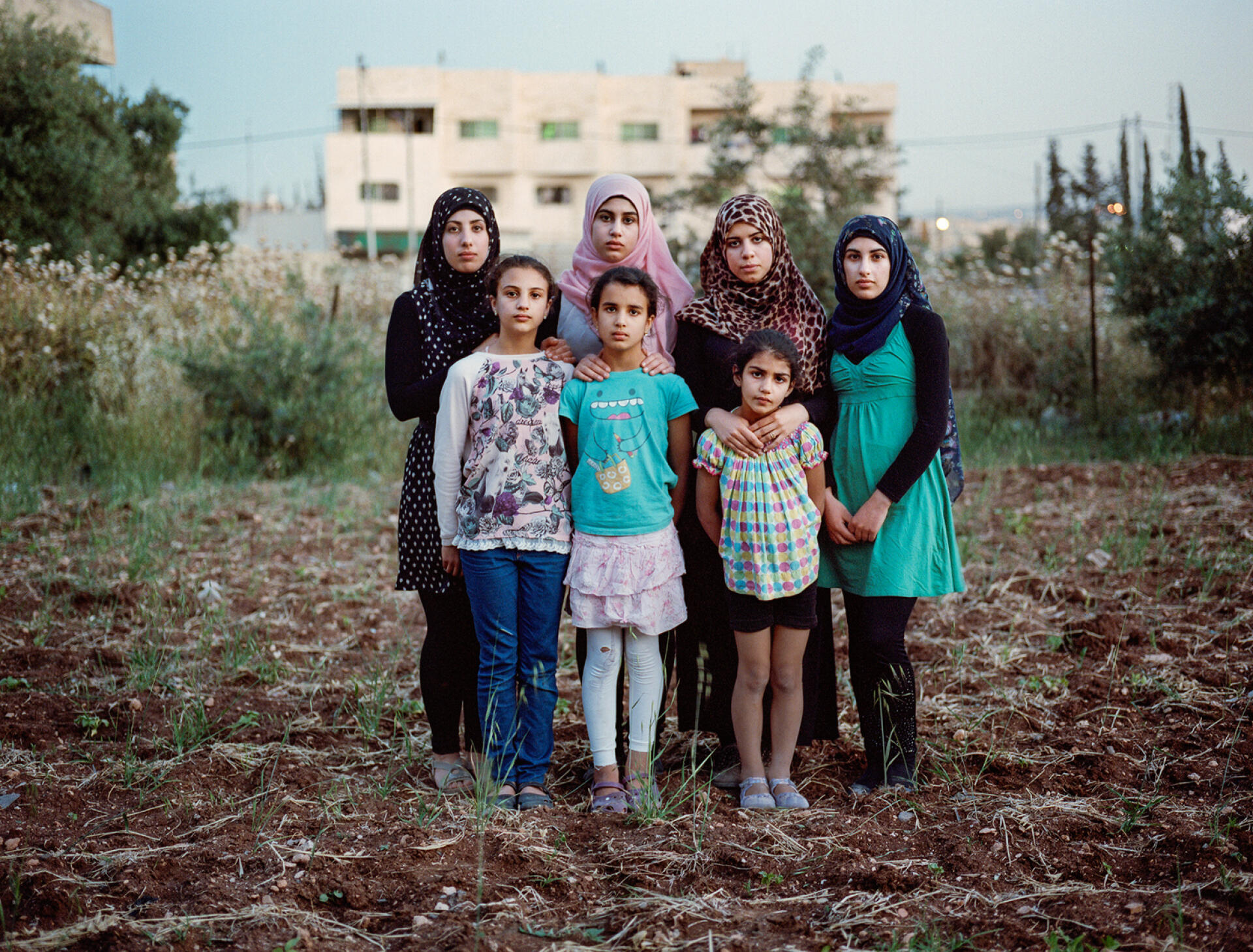 La famille Al-Zanghari a quitté la Jordanie pour s'installer en Norvège. Le père est arrivé seul en 2002 puis a fait venir son épouse  et ses filles entre 2004 et 2010. Ci-dessus, Doaa, Israe, Gofran,  Mona (de gauche à droite, rang du haut), Bayan, Sara et Nora  (rang du bas). Ces deux dernières, aujourd'hui âgées de 9 et 7 ans,  sont nées en Norvège. En 2013, la police a surgi chez eux en  pleine nuit pour les expulser. M. Al-Zanghari se serait fait passer  pour un Palestinien apatride afin d'obtenir l'asile politique.