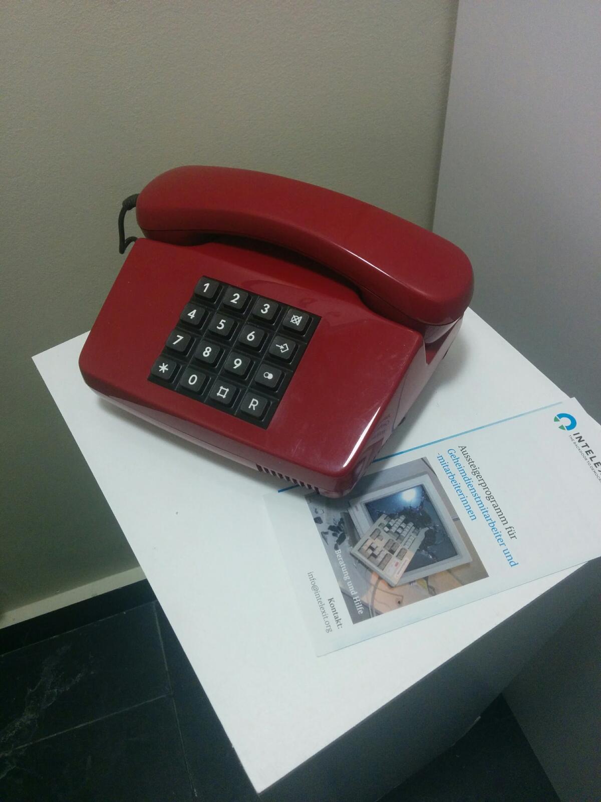 Les téléphones des cabines Intelexit rappellent ceux de la guerre froide.
