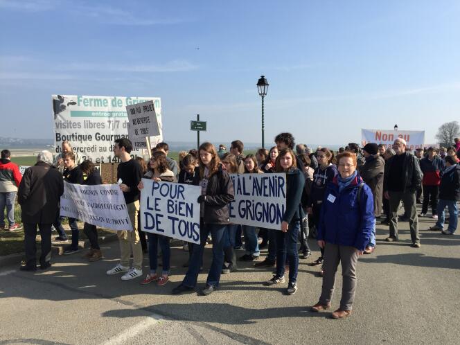 Les étudiants et les personnels d'AgroParisTech, lors de la manifestation à Thiverval-Grignon (Yvelines), samedi 12 mars, contre la vente du domaine et l'arrivée du PSG.