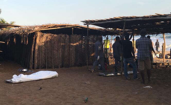 Des corps sur la plage de Grand-Bassam en Côte d'Ivoire, après l'attaque terroriste du 13 mars 2016.
