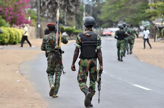Des soldats ivoiriens patrouillent dans les rues de Grand-Bassam, le 14 mars 2016, après l'attaque terroriste de la veille.