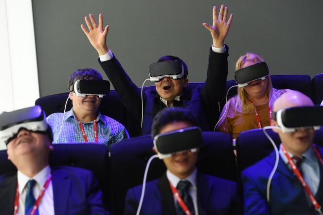Des visiteurs essaient le nouvel 'Oculus VR' de Samsung lors du Mobile World Congress de Barcelone le 22 février 2016.