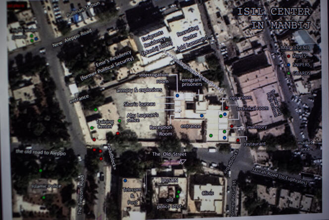Photo satellite légendé, transmise par des opposants syriens, en 2013 ou 2014, aux services secrets américains. Il s'agit du complexe servant de quartier général à l'organisation Etat islamique à Manbij, une ville du nord de la Syrie. Elle fait apparaître le centre d'entraînement des djihadistes, l'hôtel hébergeant les recrues étrangères, la prison, la clinique, ainsi que l'emplacement de mines, de snipers et de gardes.  

