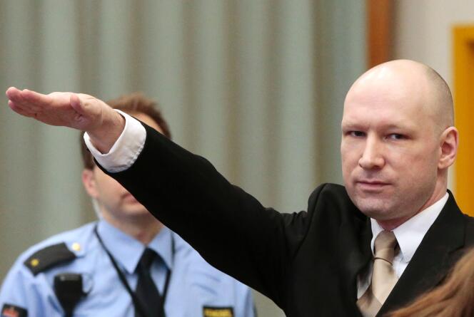 Au premier jour du procès qu'il intente contre l'Etat sur ses conditions de détention, le tueur d’extrême droite Anders Behring Breivik, qui a tué 77 personnes en Norvège en 2011, a fait un salut nazi à son arrivée.