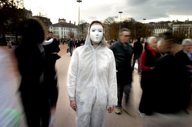Uma mulher vestida com um terno branco é fotografada no centro de Lyon, em 25 de novembro de 2006, à margem de uma manifestação organizada por ocasião do dia internacional de ação pela erradicação da violência contra as mulheres.
