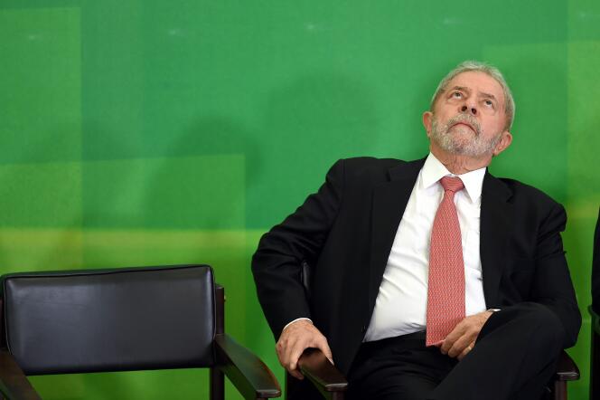 L'entrée en fonctions de Luiz Inacio Lula da Silva a été suspendue par la décision d’un juge fédéral de Brasilia, Itagiba Catta Preta Neto, explicitement anti-PT, au motif d’entrave à la justice.