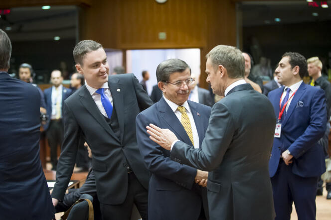 Le président du Conseil européen, Donald Tusk (à droite) et le premier ministre turc, Ahmet Davutoglu vendredi à Bruxelles.