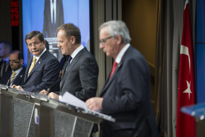 Le premier ministre turc Ahmet Davutoglu, Donald Tusk, président du Conseil européen et Jean-Claude Junker, président de la Commission européenne, participent à une conférence de presse, à la fin de la deuxième journée du Sommet des chefs d’Etat et de gouvernement au Conseil européen à Bruxelles, Belgique, jeudi 17 mars 2016.
