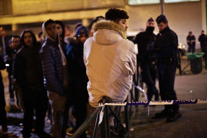 Place Oisiers, à Molenbeek, les habitants du quartier de la rue des Quatre-Vents attendent de rentrer chez eux, vendredi 18 mars.
