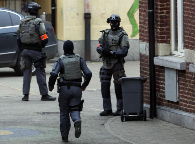 Opération de police à Molenbeeck, en Belgique, où Salah Abdeslam a été arrêté le 18 mars.
