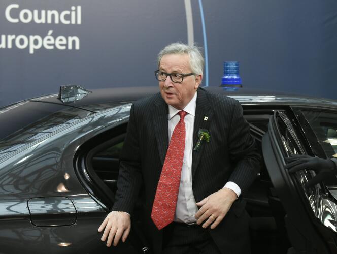 Jean-Claude Juncker, président de la Commission européenne, arrive à un meeting pendant les deux jours de sommet des leaders de l'Union européenne, le 18 mars 2016.