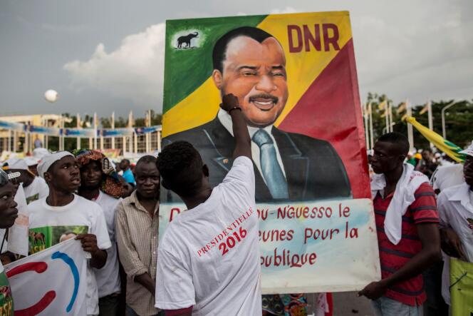 Des partisans du président-candidat Denis Sassou Nguesso réunis grâce au réseau serré d’associations de quartier liées au pouvoir, par notamment le Parti congolais du travail, l’ex-parti unique.