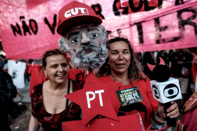 Des militants de la gauche brésilienne, lors d'une manifestation en défense de Dilma Rousseff et de Lula, le 18 mars à Sao Paulo.