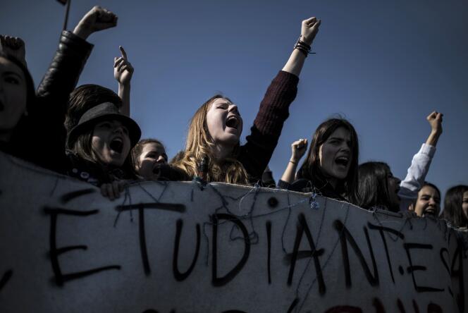 Des étudiantes manifestent contre le projet de loi travail à Lyon, le 17 mars.