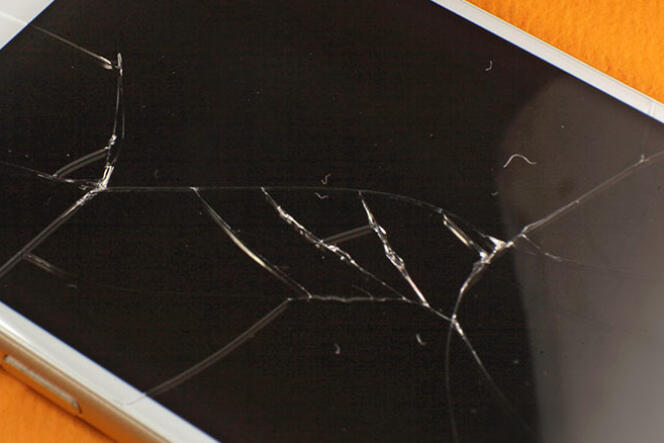 Un écran d’iPhone cassé.