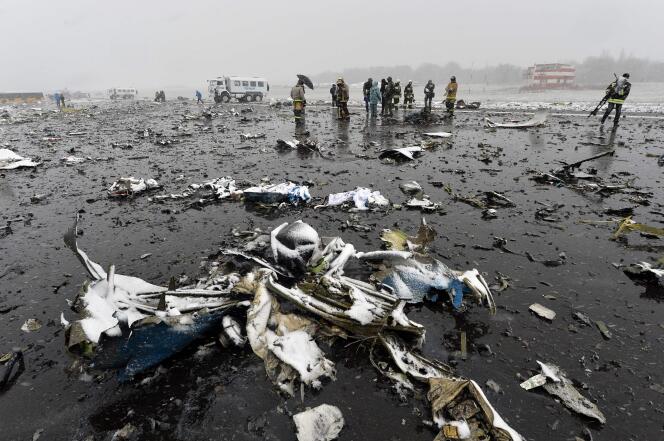 Les débris du Boeing de FlyDubai qui s 'est écrasé à Rostov-sur-le-Don ont été dispersés sur plus d'un kilomètre.