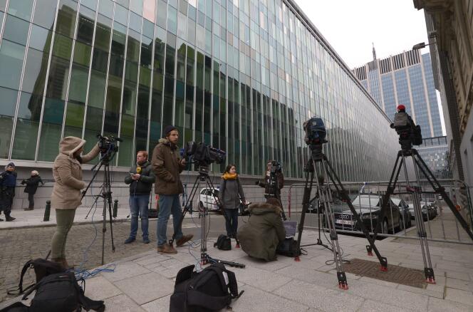 Des journalistes devant le siège de la police fédérale à Bruxelles, au lendemain de l'arrestation de Salah Abdeslam.