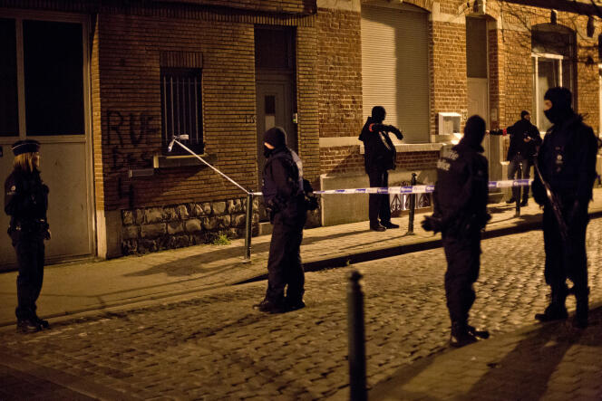 Des policiers dans la rue des Quatre Vents le 18 mars 2016, à Molenbeek, où Salah Abdeslam a été arrêté.