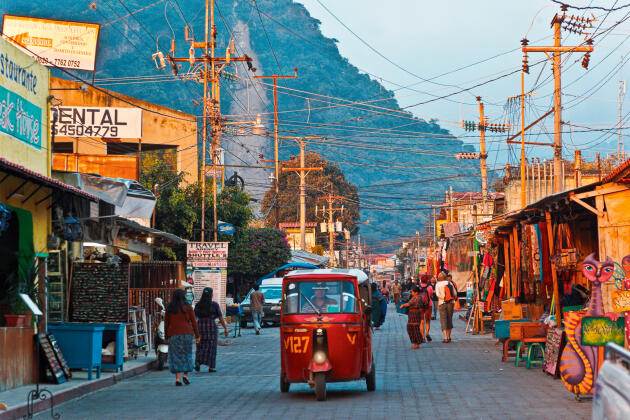 La ville de Panajachel, la plus grande commune de la région, attire pour ses boutiques.