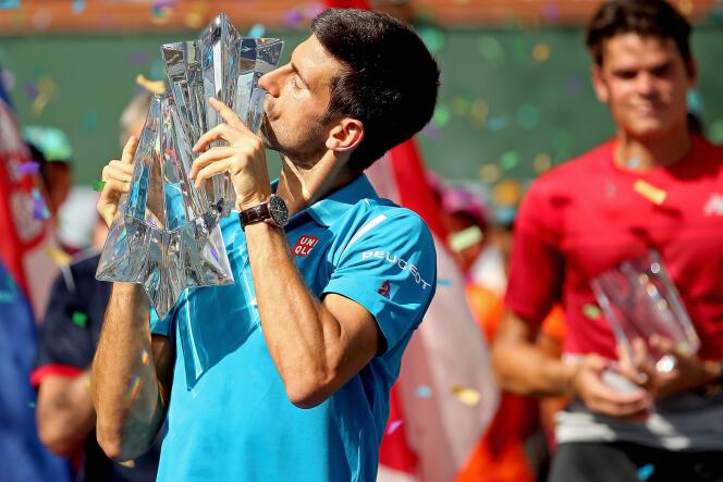 Novak Djokovic embrasse son trophée de vainqueur du tournoi d'Indian Wells, dimanche 20 mars.