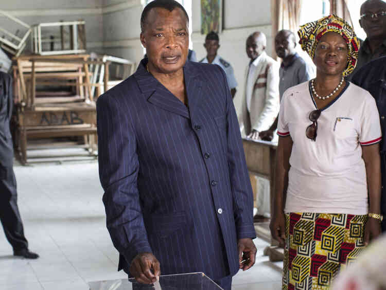 Le chef d'Etat congolais Denis Sassou-Nguesso dépose son bulletin de vote à Brazzaville. Après trente-deux ans au pouvoir, celui-ci a annoncé qu'il comptait remporter l'élection dès le premier tour.