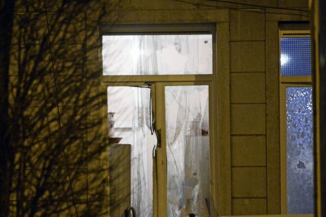 Une fenêtre de l'appartement où a été arrêté Salah Abdeslam à Bruxelles le 18 mars 2016.
