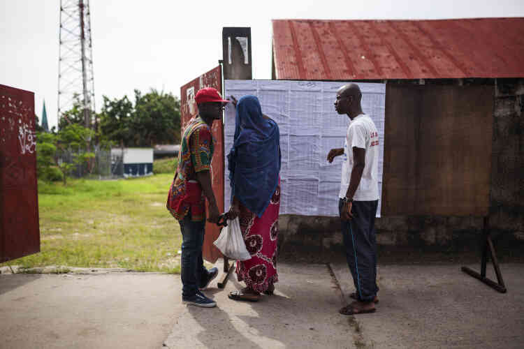 Les listes électorales sont passées au crible à l'extérieur d'un bureau de vote.