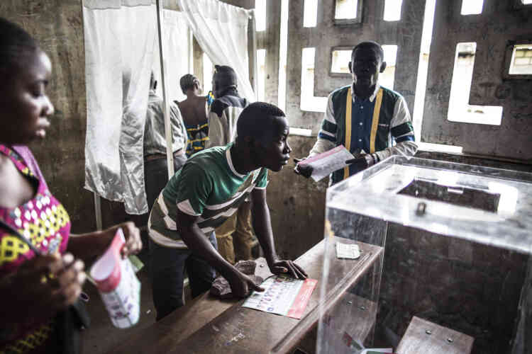 Des électeurs votent dans le quartier de Makelele, à Brazzaville.