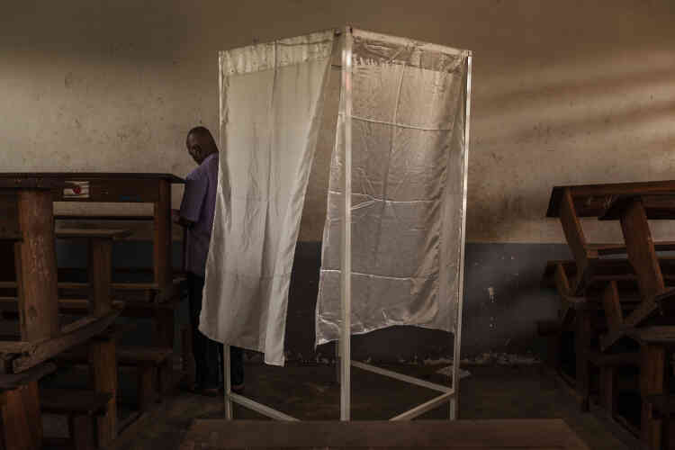 Un électeur congolais remplit son bulletin dans un bureau de vote de Brazzaville.