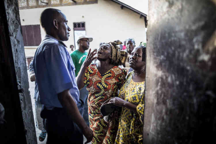 Un policier congolais essaie de calmer des électeurs en colère à l'extérieur d'un bureau de vote de Brazzaville.