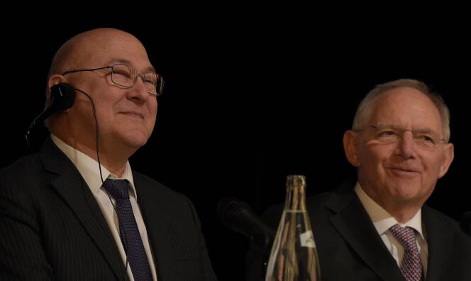 Le ministre des finances Michel Sapin (à gauche) et son homologue allemand Wofgang Schaüble, à Berlin, le 21 mars. Les deux politiques plaident tous les deux pour un accord au niveau du G20 sur la création d'une liste noire des paradis fiscaux