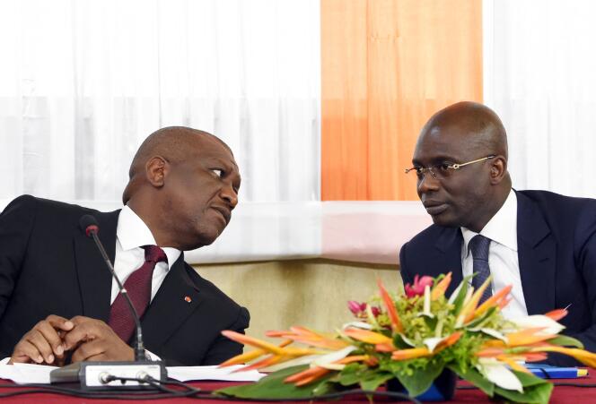 Le ministre de l'intérieur ivoirien Ahmed Bakayoko et le procureur de la République Christophe Adou Richard lors d'une conférence de presse à Abidjan le 22 mars 2016.