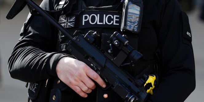 Un policier britannique armé, le 22 mars, à Londres.