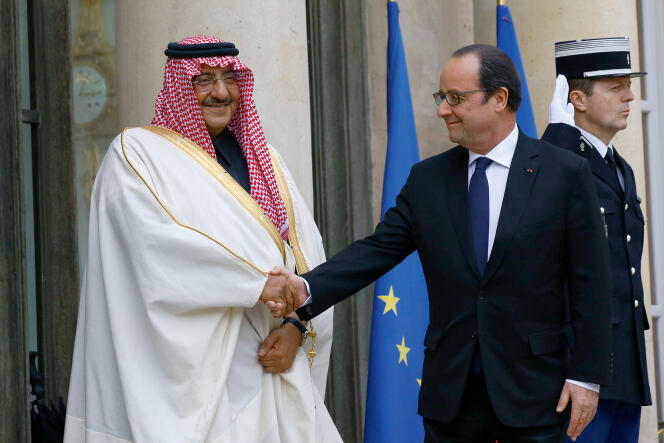 Le prince saoudien Mohammed Ben Nayef, ministre de l'intérieur, reçu par François Hollande, à L'Elysée, le 4 mars, pour lui remettre la Légion d'honneur.