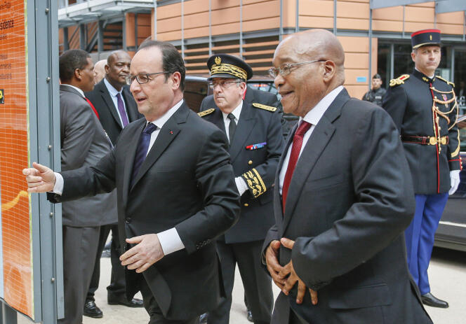 Francois Hollande et le président sud-africain Jacob Zuma arrivent à la conférence sur la sécurité sanitaire internationale à Lyon, mercredi 23 mars 2016. (Robert Pratta/Pool via AP)