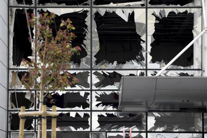 Des vitres brisées à l'aéroport de Zaventem près de Bruxelles après l'attaque terroriste, le 23 mars 2016.