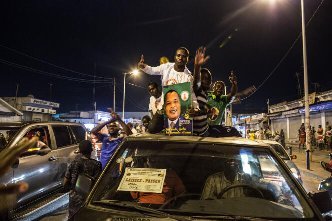 Des Congolais célèbrent la victoire de Denis Sassou-Nguesso après les résultats partiels de l'élection présidentielle publiés le 22 mars 2016.