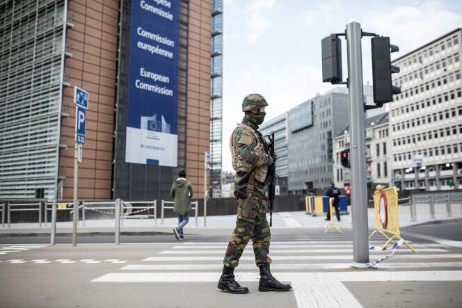 Des militaires patrouillent devant la Commission européenne, mardi 22 mars 
à Bruxelles.