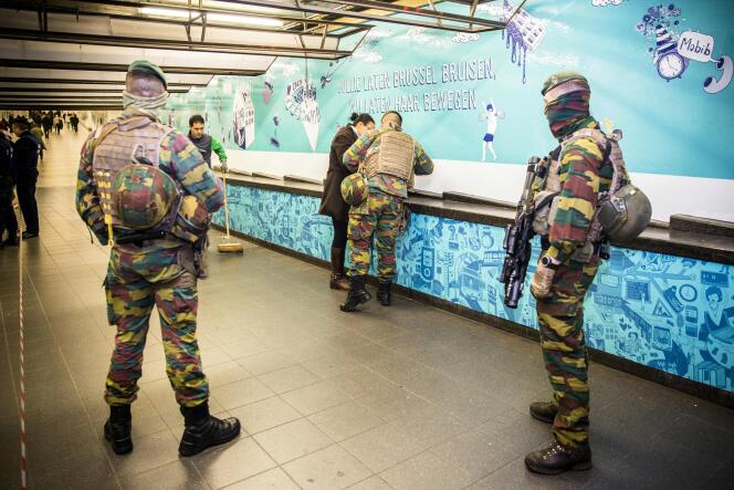 Soldats en patrouille dans la gare centrale de Brussels, le 23 mars.