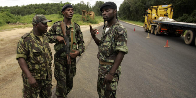 Des soldats angolais à un poste de contrôle de sécurité entre Cabinda et Belize, au nord de l'Angola, janvier 2010.